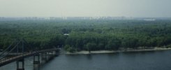 Vue de la rive gauche du Dniepr et le pont piéton - Вид на левый берег Днепра и (...)